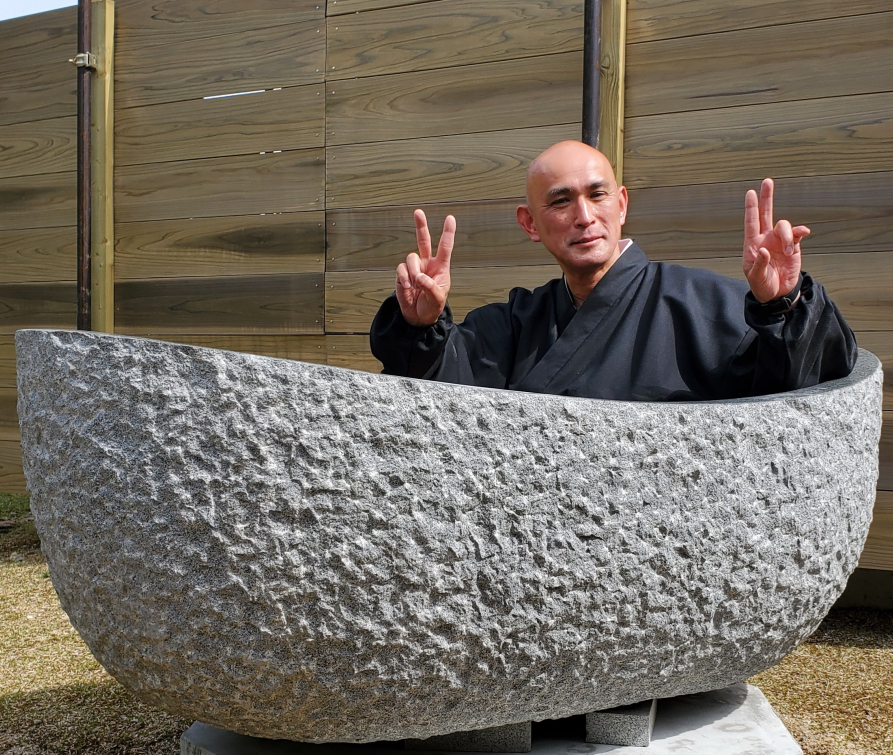 bañera de piedra de granito compartida por un cliente japonés
