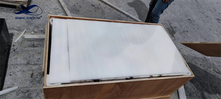 Hardware de restauración mesa de centro con zócalo de mármol.