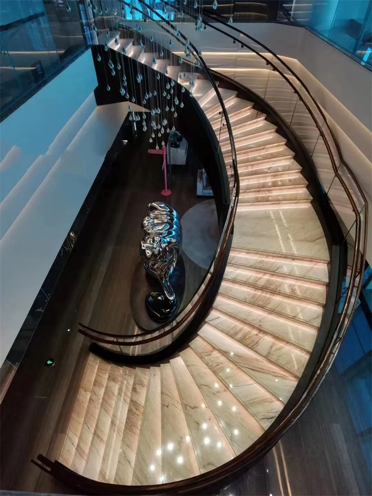 escalera interior de mármol blanco