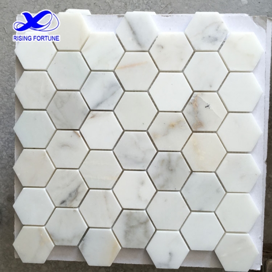 mosaico de mármol blanco hexagonal