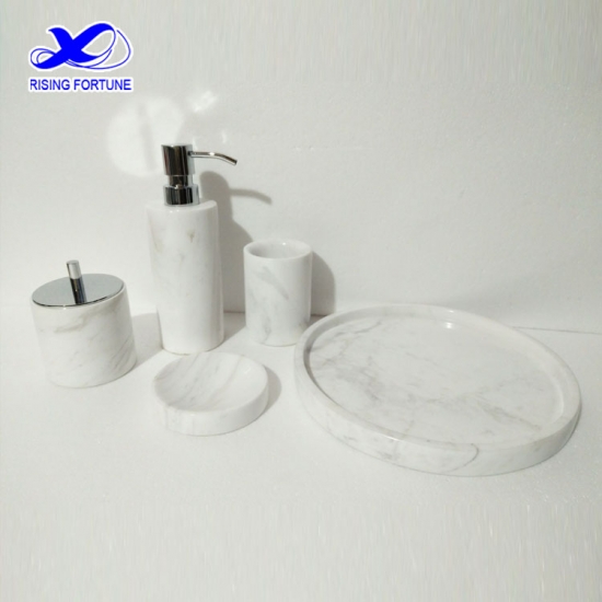 conjunto de accesorios de baño de mármol blanco