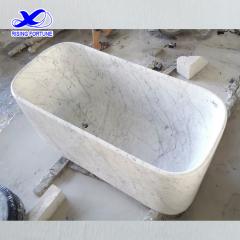 bañera rectangular de mármol blanco