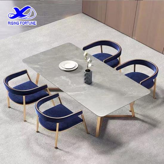 mesa italiana de piedra sinterizada de lujo ligero con sillas