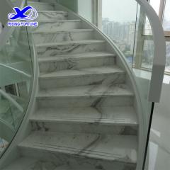 escaleras de mármol blanco

