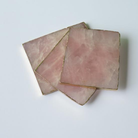 posavasos cuadrados de cuarzo rosa con borde dorado
