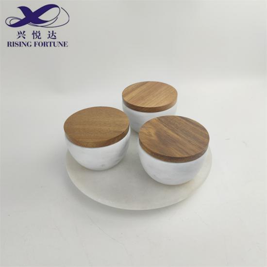 Guarda listones de mármol blanco con tapa de madera
