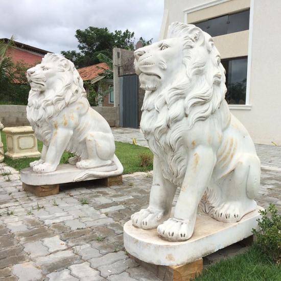Estatua de león de pie de mármol blanco para decoración de puerta delantera grande
