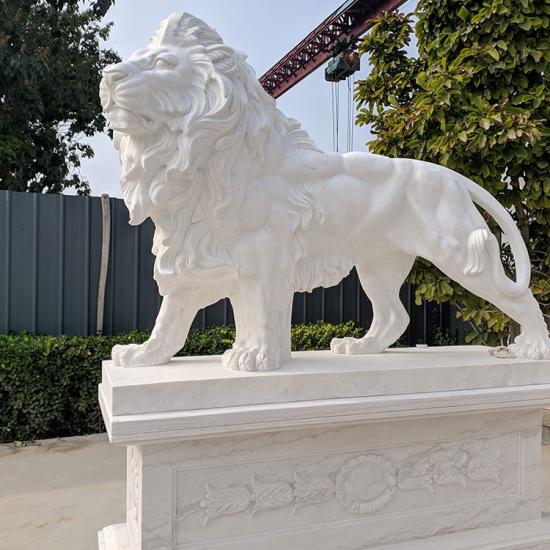 Estatua de león de pie de mármol blanco para decoración de puerta delantera grande
