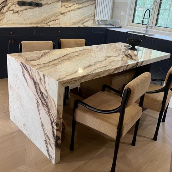 Isla de Cocina y Mesa de Comedor Integradas de Mármol Rosa | Piedra Natural de Lujo