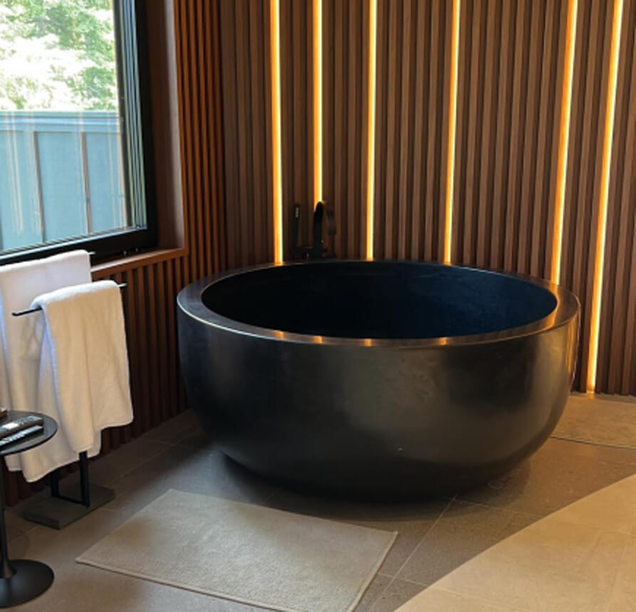 Fotos compartidas de Lana sobre la bañera redonda de granito negro
